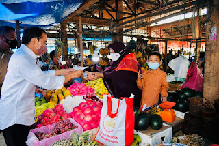 
 Kebahagiaan Pedagang Pasar Induk Sidikalang Saat Dikunjungi Presiden Jokowi