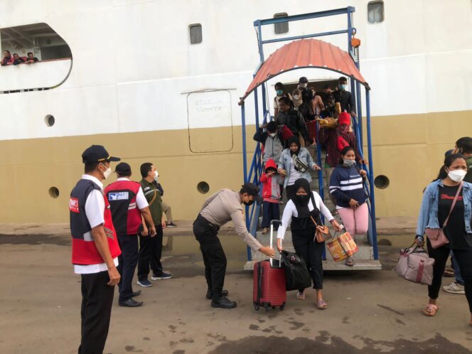 
 Polsek KKP Batam Giat Pengamanan Kedatangan KM Kelud Di Pelabuhan Batu Ampar