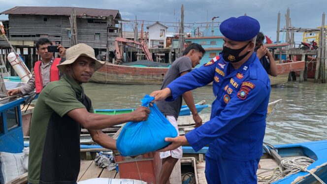 
 Harga BBM Naik? Satpolairud Polres Karimun Salurkan Bansos Pada Nelayan