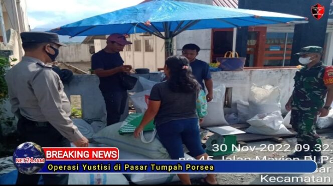 
 Giat Operasi Yustisi Di Pasar Tumpah  Personil Polsek Porsea Himbau Masyarakat Selalu Patuhi Protokol Kesehatan