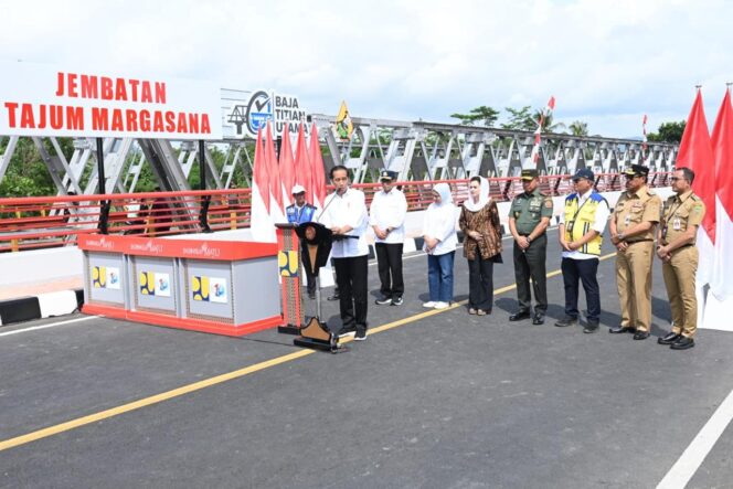 
 Peresmian tiga jembatan yaitu Jembatan Tajum Margasana dan Jembatan Karangbawang di Kabupaten Banyumas, serta Jembatan Jurug B di Kota Surakarta. (Foto: Kris/BPMI Setpres)