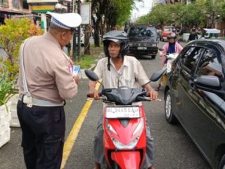 Satlantas Polres Aceh Barat Tingkatkan Edukasi Keselamatan, Sebar Brosur Tertib Lalu Lintas pada Ops Zebra Seulawah 2025