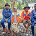Satpolairud Polres Aceh Barat Evakuasi Warga Lansia Saat Banjir Rendam Gampong Gunong Rambong
