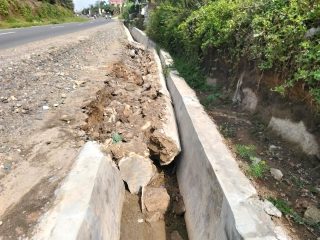 Parit Drainase Proyek Rekonstruksi Jalan di Bandar Huluan Roboh Kinerja PT Cahaya Artha Indonesia Disorot