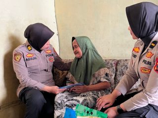 Polri Untuk Masyarakat Polres Labuhanbatu Salurkan Bansos kepada Kaum Duafa