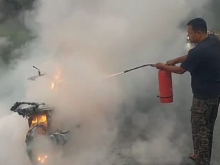 Keluar Percikan Api dari Mesin, Motor Revo di Bandar Huluan Ludes Jadi Kerangka