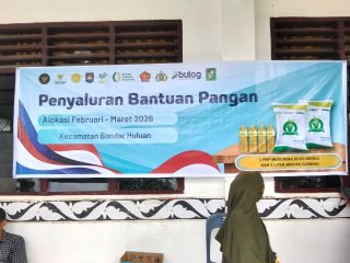 Pantau Penyaluran Bantuan Pangan di Kantor Camat, Pangulu Naga Jaya II Pastikan Tepat Sasaran