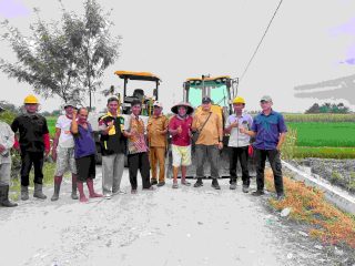 Warga Bandar Manis Apresiasi PT. Kerasaan Indonesia Atas Bantuan Perbaikan Jalan Desa
