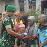 Jumat Berkah Batalyon Infantri 122/Tombak Sakti Bagikan Sembako ke Warga yang Membutuhkan