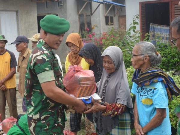 Jumat Berkah Batalyon Infantri 122/Tombak Sakti Bagikan Sembako ke Warga yang Membutuhkan