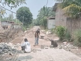 Proyek Pemasangan Paving Blok di Pamatang Simalungun Pekerja Bekerja Tanpa Dilengkapi K3