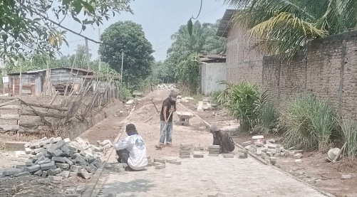 Proyek Pemasangan Paving Blok di Pamatang Simalungun Pekerja Bekerja Tanpa Dilengkapi K3